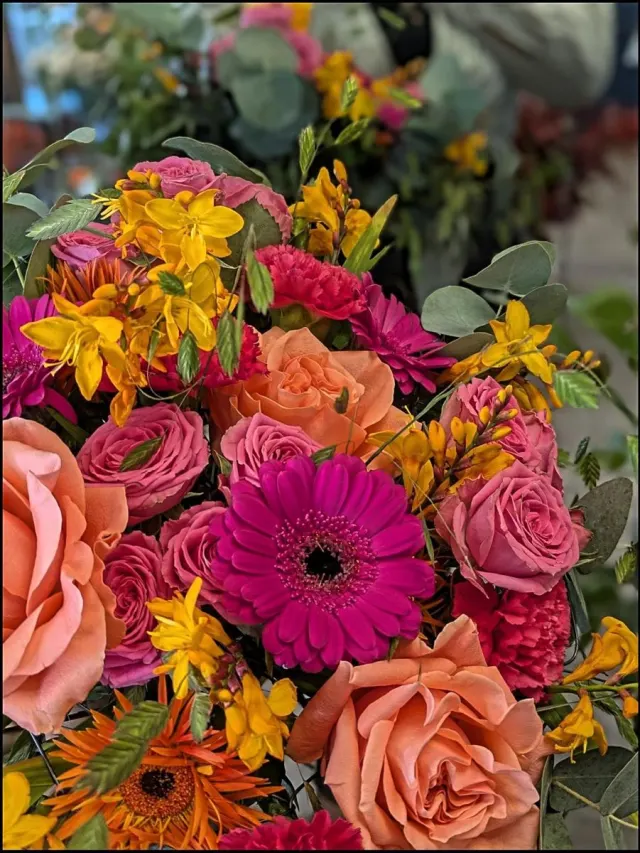 Bouquet de roses corail et gerberas fuchsia
