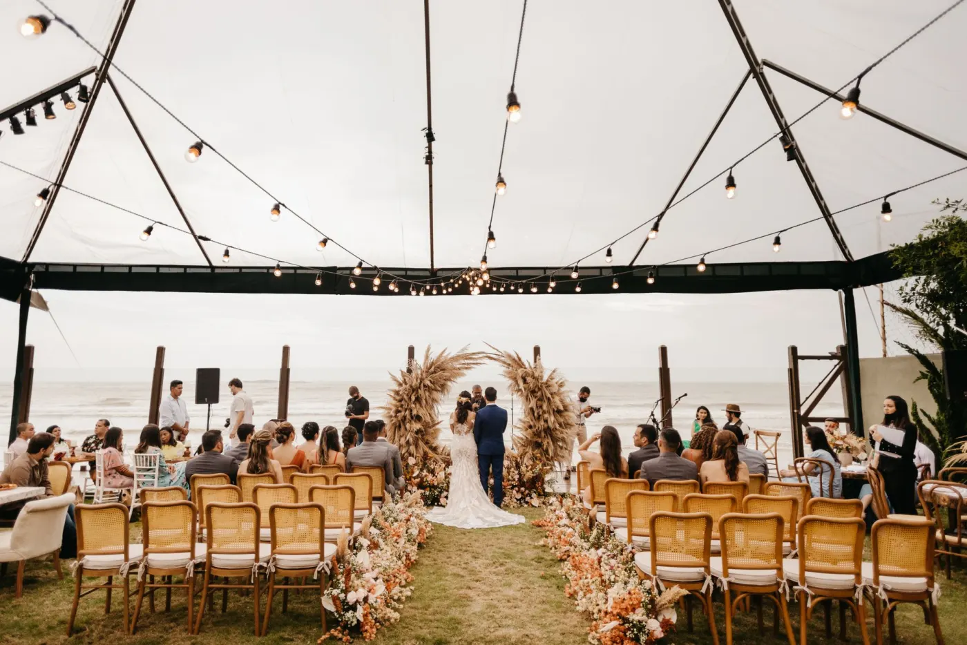 Cérémonie de mariage en extérieur, allée et arche fleuries