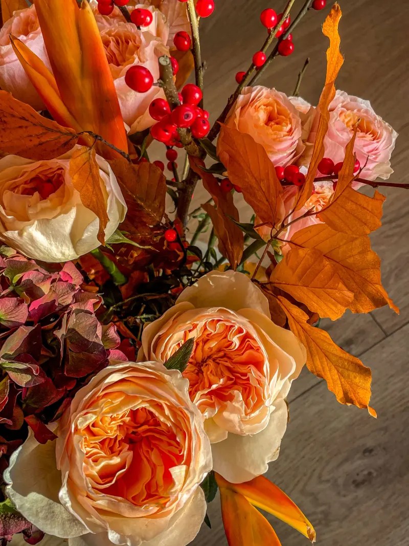 Bouquet d’automne aux roses abricot