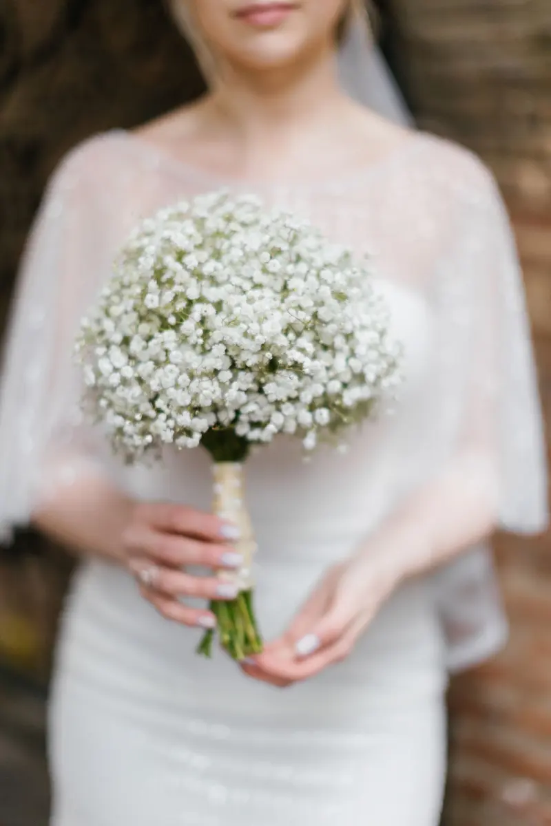 Mariée et son bouquet de gypsophile