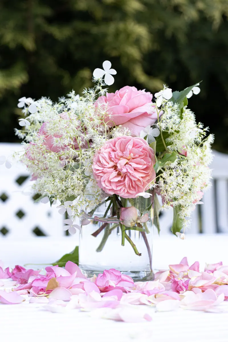 Composition de pivoines sur une table